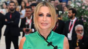 Paola ferrari posta su instagram l'immagine choc del volto deturpato dal tumore con il quale ha dovuto. W90cwcjbbrg9m