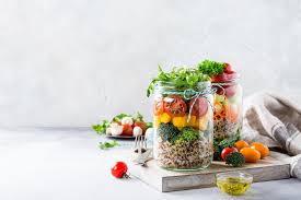 Bitki bazlı yeme, yemek planlama konusunda yeniyseniz veya sağlıklı kilerimi nasıl stokladığımı bilmek istiyorsanız, doğru yerdesiniz! Vegan Diyet Listesi Sosyola