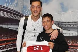 Ozil has not played for the gunners since march 7, and his wait to feature for them again will. Ingiltere Mesut Ozil In Kolyesini Konusuyor Londra Gazete