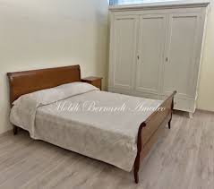 Se hai scelto un arredamento vintage rinunciando allo stile moderno perché hai nostalgia del vecchi mobili e di questo stile, da noi troverai il comodino per arredare con stile la tua camera da letto senza rinunciare alla praticità e ad un materiale robusto e duraturo nel tempo. Camera Da Letto Stile 800 Veneto Noce 1 Camere Complete
