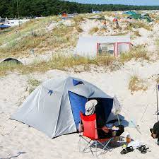 Camping, recreational activity in which participants take up temporary residence in the outdoors, usually using tents or specially designed or adapted vehicles for shelter. Camping Urlaub Mit Zelt Oder Wohnwagen Ndr De Ratgeber Reise