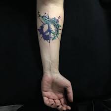 The delightful tribal turtle tattoo portrayed in the surrounding of the delicate flowers and the azure waves symbolizes harmony, peace and serenity. 55 Cool Peace Sign Tattoo Designs Bedeutungen Antikriegsbewegung Symbol 2018 Antikriegsbewegung Bedeutungen Designs P Tattoo Models Tattoos Tatting