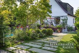 Zufahrt Aus Grossformatigen Platten Mit Rasenfugen Schotterrasen Befahrbar Granitplatten Gartenplanung Renate Waas Smar Schotterrasen Garten Gartengestaltung