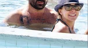 La relazione tra i 2 va avanti da tempo e in agosto diventeranno marito e moglie. Claudia Gerini E Federico Zampaglione Baci Appassionati In Spiaggia