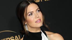 Mandy moore is an american singer, songwriter, actress, producer, model, fashion designer, and voice actress who has gained critical acclaim with her discography that includes albums and tracks like i wanna be with you, so real, wild hope, in my pocket, candy, crush, when i wasn't watching, and. Mandy Moore Gedenkt Ihrem Verstorbenen Ex Freund Adam Goldstein