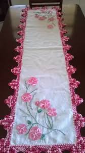 Caminho De Mesa De Tecido Com Barrado De Croche Caminho De Mesa No Elo7 Valeria Beatriz Soares Pires 5e4bec Flor De Tecido Artesanato Com Fuxico Flores De Fuxico