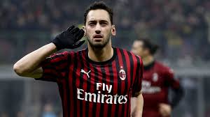 Kiminle evli, futbol kariyeri, oynadığı takımlar, boyu ve kilosu gibi bir çok soru ise. Hakan Calhanoglu Juventus Yolunda