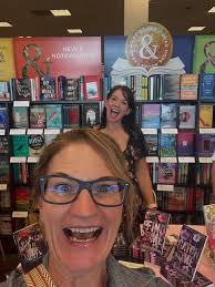 👀🍿 Pretty In The Dark coming 11/25/2024 #anneroman #darkromance  #bookhumor #spicyromancebooks #bookishthings