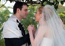 In 2010, wang partnered with david's bridal to create an exclusive collection. Chelsea S Wedding Goes Off Without A Hitch In Rhinebeck Cbs New York
