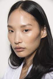 The Spring 2019 Makeup Looks You Re About To See All Over Instagram Minimal Makeup Editorial Makeup Runway Makeup