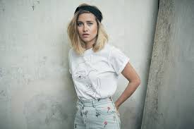 She is fluent in french, english, german. Emma Smetana Jako Morana Nejvetsi Skok Do Neznama Rozhodnuti Ze Budu Matkou Flowee