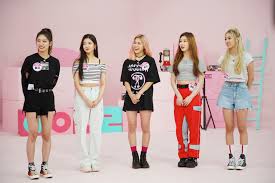 Izone idol room adalah salah satu program televisi yang resmi menayangkan episode terakhirnya pada 11 februari kemarin. Itzy Photos From Idol Room 190730 Hd Hr K Pop Database Dbkpop Com