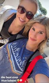 La hija del propietario de Kansas City Chiefs Clark Hunt y Tavia Hunt se  dirige a su trabajo de verano como consejera en Kanakuk (un campamento  donde cientos de niños jóvenes fueron