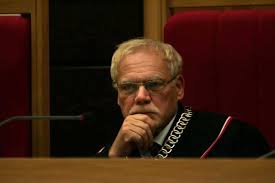 May 25, 2021 · orzeczenie zapadło w pełnym składzie, a zdania odrębne zgłosiło aż trzech sędziów (marek safjan, ewa łętowska i mirosław wyrzykowski). Premier Szydlo Moze Grozic Proces Za Obrazenie Polakow Prof Safjan Ocenia Slowa O Oplacanej Akcji W Obronie Sadow Natemat Pl