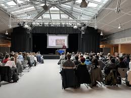 Albert-Einstein-Gymnasium begrüßt im Rahmen der Lesungsreihe „Literatur im  Gespräch“ den ehemaligen Vorstandsvorsitzenden und Chef der Höchst AG Dr.  Karl Gerhard Seifert