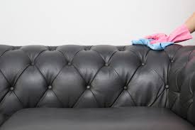 An einem sofa mit echtlederbezug steht die lederpflege im mittelpunkt des erhalts. Lederpflege So Sieht Ihr Ledersofa Aus Wie Neu Used Design
