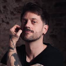 When did the gap disappear? Is the new smile a clip-in grill? Without the  gap, is she still "The Queen?"