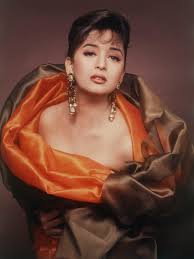 College student mala has dreams of becoming a bollywood movie actress; Bollywood S Top Beauty Trends From The 90s