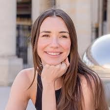 Tara Bratt's Instagram, Twitter & Facebook