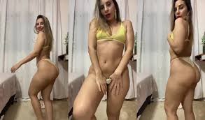 Coroa bucetuda se exibindo nua doida pra transar - um convite irrecusável ao prazer