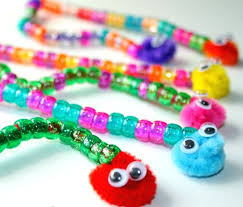 Raupe Basteln Perlen Bunt Bommeln Wackelaugen Kinder Einfach Schnur Draht Raupe Basteln Bommel Machen Basteln Mit Pfeifenreinigern