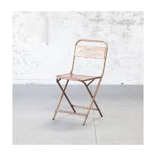 Une chaise astucieuse et parfaitement conçue en version ouverte comme en option fermée. Chaise Pliante En Acier Avec Finition Cuivre