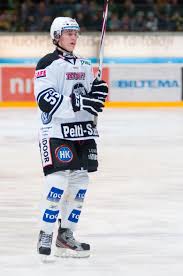 Skates very well, produces good offensive numbers and can log big minutes. Datei Rasmus Ristolainen 2012 2 Jpg Wikipedia