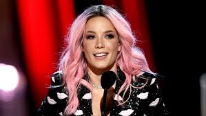 27, the superstar singer took to her instagram to announce that she's expecting a baby with screenwriter alev aydin. Mqe4hveh1ugbem