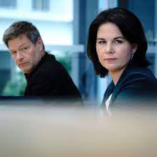 Robert habeck, bundesvorsitzender von bündnis 90/die grünen, hockt auf dem boden und betrachtet munitionsreste in dem zerstörten, und seit 2015 verlassenen, dorf unweit von mariupol. Habecks Kontroverse Aussage Zu Ukraine Waffenlieferungen Baerbock Reagiert Eindeutig Merkels Sprecher Eiskalt Politik