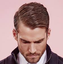 Haircut perfetti per il gentleman moderno, i tagli per capelli corti di estel con riga di lato acconciati in un wet look valorizzano la forma del viso concentrando l’attenzione sullo sguardo. Tagli Uomo Primavera 2016 Uomini Soli