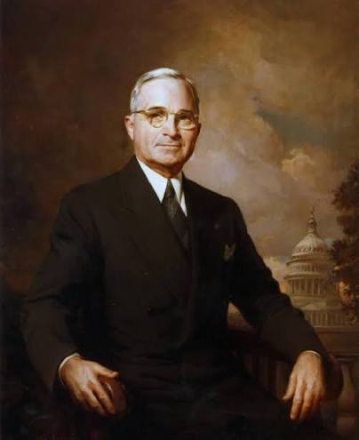 Harry Truman was the last president without a college degree. He did take  college courses though. In 1901, he enrolled in Spalding's Commercial  College in Kansas City where he took classes on