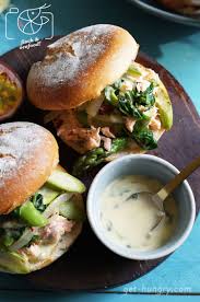 Fischbrotchen Mit Pulled Lachs Spargel Und Maracuja Mayonnaise Get Hungry Fisch Brotchen Lebensmittel Essen Leckeres Essen