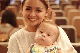 Sara elise wijono, mres dari klikdokter, gejala cacar air pada bayi yang paling utama dan mudah dikenali adalah demam disertai munculnya bintik merah pada kulit. Berita Kesehatan Curatan Hati Joanna Alexandra Rawat Anak Dengan Kelainan Genetik Langka Semua Halaman Nakita
