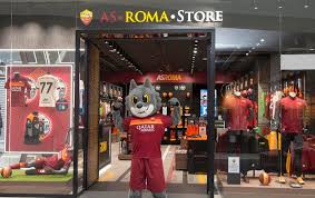 Tutti i prodotti realizzati per i tifosi giallorossi da nike li trovi su soccertime: As Roma Store Maximo Shopping