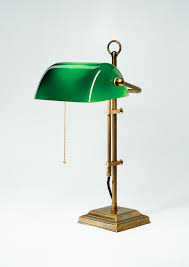 It has a design featuring a green glass lamp shade, typically fitted to a brass base. Berliner Messinglampen Bankers Lamp Tischleuchte Glas Grun W2 99gr B Leuchtenking