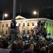 Klaukkalan pingviini jäätelökioski is at klaukkalan tori. Suomi Sekosi Maailmanmestaruudesta Tuhansia Ihmisia Torilla Alaston Mies Tuli Vastaan Raketteja Ihmisjoukkoon Leijonat