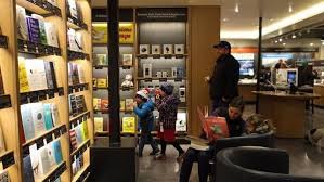 Amazon Hopes To Take Manhattan With New York Bookstore New York Amazon Books Amazon