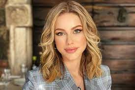 A hyperemesis gravidarum egy másik internetes oldalon leírtak szerint inkább azokat a nőket veszélyezteti, akik fiatalon esnek teherbe, vagy először várnak babát, esetleg ikrekkel várandósak. Csosz Bogi 58 Eves Edesanyja Boven Letagadhat Korabol Gyonyoru Es Fiatalos Hazai Sztar Femina