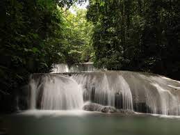 Ketika melihatnya saja kita sudah akan merasakan kesegaran. Perjalanan Menuju Air Terjun Cantik Lumoli Indonesia Kaya