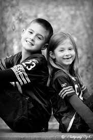 Pin By Alicia Murphy On Fall Family Portraits Sibling Photography Poses Sibling Photography Sister Photography