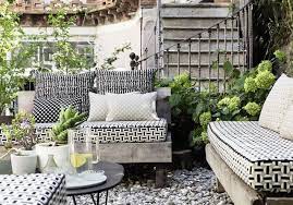 On y travaille parfois, souvent on y mange et lorsque l'appartement est vraiment petit 55 Idees Deco Pour S Amenager Une Terrasse Canon Elle Decoration