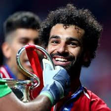 النجم المصري محمد صلاح قام بتهنئة زميله في ليفربول ساديو ماني عبر حسابه على انستغرام عارضا صورة نجم السنغال وهو يتسلم جائزة أفضل لاعب في القارة الإفريقية لعام. Mohamed Salah Mosalah Twitter