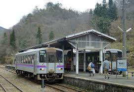 備後落合駅で並ぶ芸備線の三次行と新見行き 三次行きは1日に5本 新見行きは1日に3本しかないため この顔合わせは1日1回だけ 鉄道 写真 ローカル線 駅