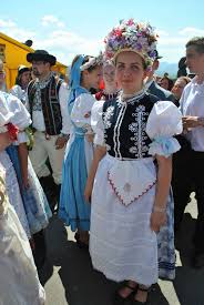 Tradicne Kroje Minimum Mejkapu A Jednoduche Vrkoce Takto Vyzera Prirodzena Slovenska Krasa Costume
