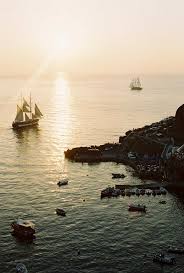 This travel guide to greece gives your greece travel planning a head start with glimpses of the mighty acropolis, the mountains of meteora and the blue greece is best experienced in spring, summer and early autumn which makes the months of may through september the best time to visit the country. 20 Greece Travel Tips To Know Before You Go