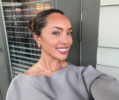 Female roommate wanted for condo in Lands End