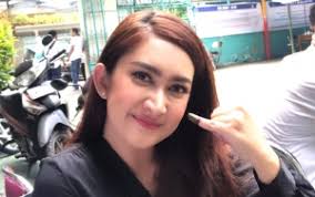 Dian sastro sengaja melakukan pemotretan atas kecintaannya dengan kain batik.tubuhnya hanya tertutupi sehelai kain batik, yang dililit seperti kemben. Menjelma Jadi Gadis Desa Aksi Nafa Urbach Ngemper Di Pematang Sawah Banjir Gombalan