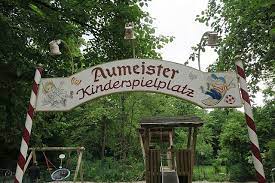 Spielplatz zwischen der großen eisbachwelle münchen und der sportanlage nahe der lerchenfeldstraß klein und versteckt liegt er, der ungeheuer. Top 10 Aktivitaten Mit Kindern Im E Garten My City Baby Munchen