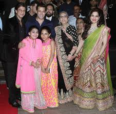 Shah Rukh Khan Poses With Salman Khan Salma Khan And Alvira Agnihotri At Arpita Khan S Wedding Recept Handsome Celebrities Bollywood Celebrities Shahrukh Khan
