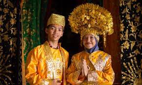 Adat istiadat tentu tidak terlepas dari pakain adat, itu sebuah ciri khas suatu daerah dengan adat istiadatnya sesuai dengan hukum dan norma adat yang berlaku. Uniknya Baju Adat Riau Dan Kebudayaannya Budayanesia